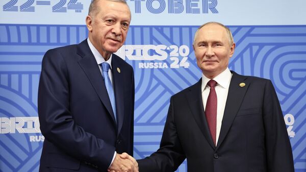 Rusya Devlet Başkanı Vladimir Putin ve Cumhurbaşkanı Recep Tayyip Erdoğan Rusya'nın Kazan kentinde düzenlenen 16. BRICS Zirvesi'nde bir araya geldi - Sputnik Türkiye