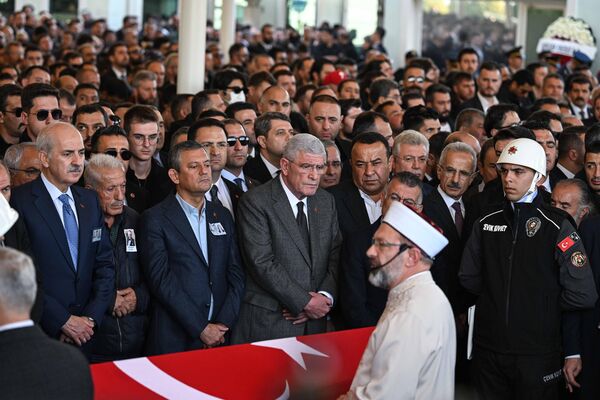 Cenaze namazına TBMM Başkanı Kurtulmuş, CHP Genel Başkanı Özel, İYİ Parti Genel Başkanı Dervişoğlu, BBP Genel Başkanı Destici, DSP Genel Başkanı Aksakal, AK Parti Genel Başkan Vekili Efkan Ala, TBMM AK Parti Grup Başkanı Güler, Çalışma ve Sosyal Güvenlik Bakanı Işıkhan, Ulaştırma ve Altyapı Bakanı Uraloğlu, Sanayi ve Teknoloji Bakanı Kacır, Cumhurbaşkanı Başdanışmanı Aslan, Ankara Şahin, Ankara Büyükşehir Belediye Başkanı Yavaş, Türkiye Teknoloji Takımı Vakfı Mütevelli Heyeti Başkanı Bayraktar, eski bakanlar ve bazı milletvekilleri de katıldı. - Sputnik Türkiye