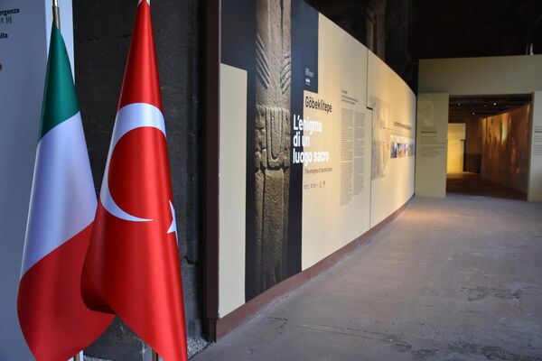 12 bin yıl öncesine giden Göbeklitepe&#x27;den alınan 3 eserin taştan birebir ölçülerdeki replikası da Kolezyum&#x27;a tanıtım amaçlı konuldu. Ayrıca Göbeklitepe&#x27;nin tanıtımı içeren İtalyanca alt yazılı videolar da sergide bulunabiliyor.  - Sputnik Türkiye