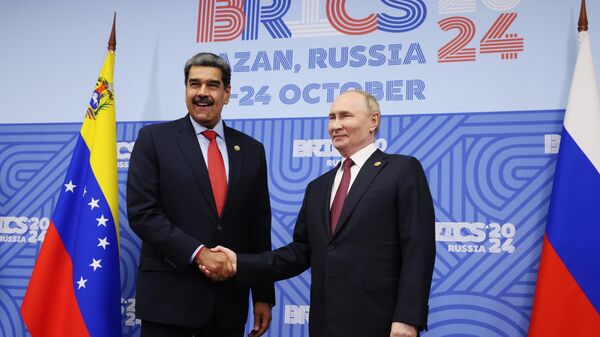 El presidente venezolano Nicolás Maduro y su homólogo ruso Vladímir Putin durante la XVI Cumbre de los BRICS - Sputnik Türkiye