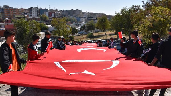 Cumhuriyetin 101. yılında 101 öğrenci dev bayrakla Siverek Kalesi'ne çıktı - Sputnik Türkiye