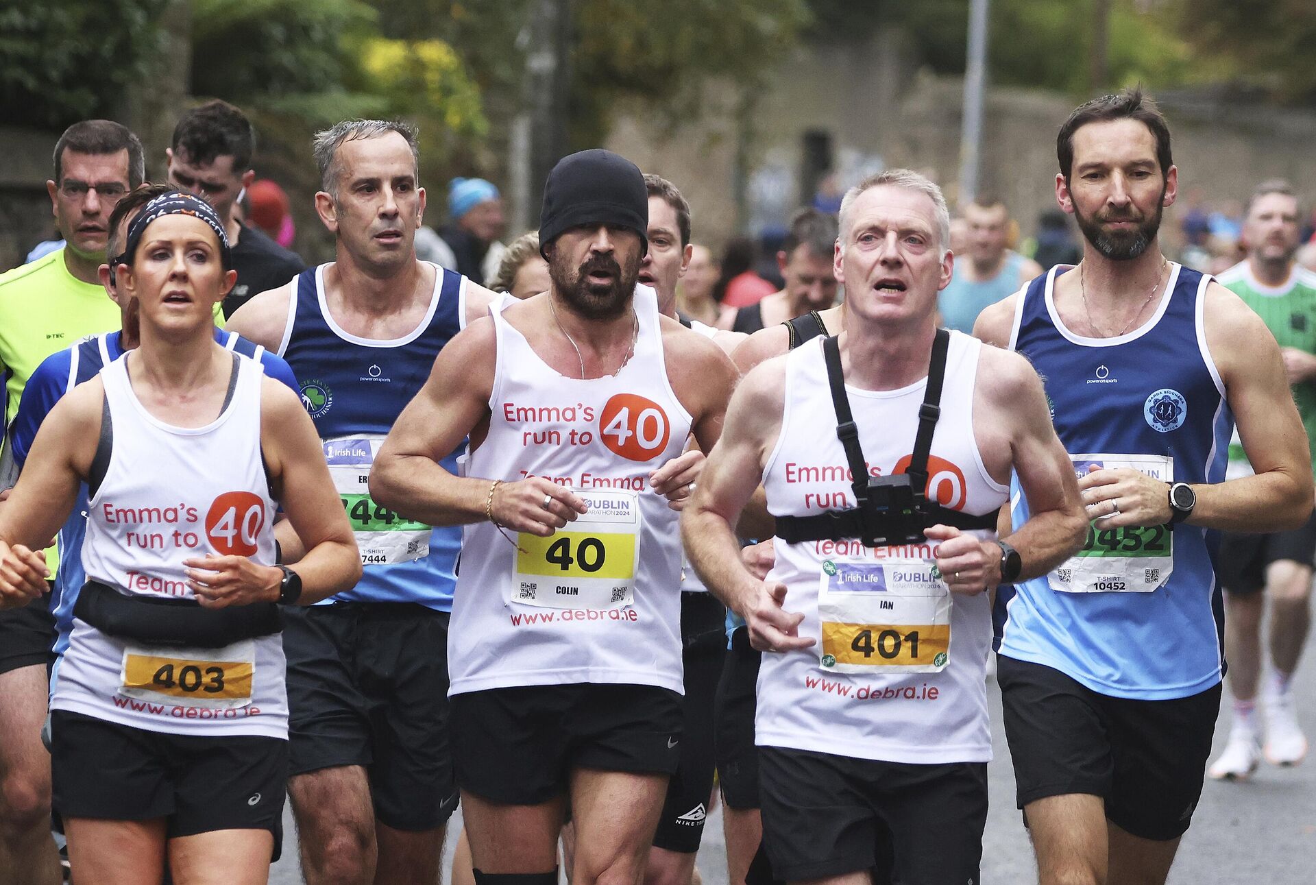 Ünlü oyuncu Colin Farrell, Dublin maratonunu tekerlekli sandalyedeki arkadaşını ittirerek tamamladı - Sputnik Türkiye, 1920, 28.10.2024