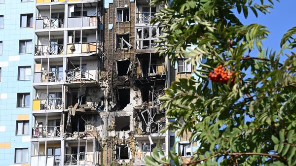 Поврежденный дом после атаки БПЛА в Спортивном проезде в городе Раменское - Sputnik Türkiye