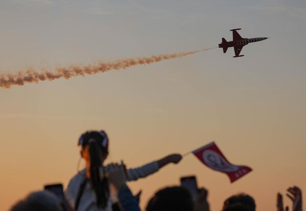 Türk Yıldızları'ndan İzmir'de 29 Ekim Cumhuriyet Bayramı ve Cumhuriyet'in kuruluşunun 101. yıl dönümü kutlamaları kapsamında gösteri uçuşu - Sputnik Türkiye