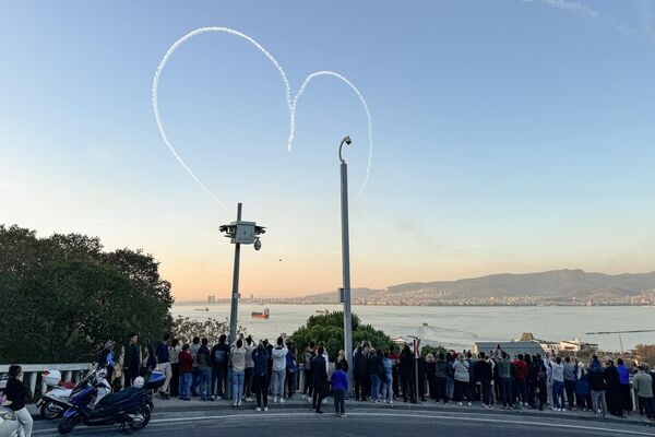 Türk Yıldızları'ndan İzmir'de 29 Ekim Cumhuriyet Bayramı ve Cumhuriyet'in kuruluşunun 101. yıl dönümü kutlamaları kapsamında gösteri uçuşu - Sputnik Türkiye