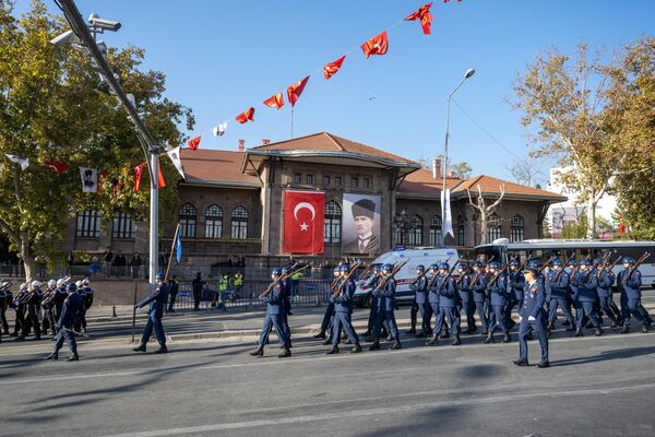 Ankara&#x27;da 29 Ekim Cumhuriyet Bayramı dolayısıyla TBMM önünden Ulus&#x27;taki Birinci Meclis binasına resmi geçit yapıldı.  - Sputnik Türkiye