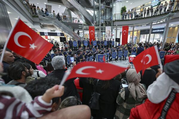 Türk Hava Kuvvetleri Bandosu, 29 Ekim Cumhuriyet Bayramı kutlamaları çerçevesinde konser verdi. Bir alışveriş merkezinde gerçekleştirilen konsere çok sayıda vatandaş katıldı. - Sputnik Türkiye