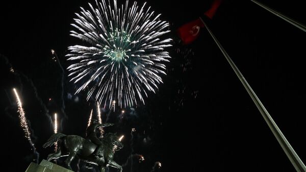 İzmir'de Cumhuriyet'in kuruluşunun 101. yıl dönümü ve 29 Ekim Cumhuriyet Bayramı kapsamında kutlamalar gerçekleştirildi - Sputnik Türkiye