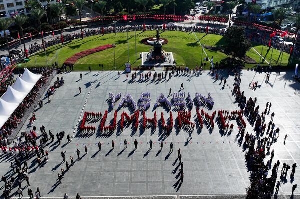  İzmir&#x27;deki Cumhuriyet Meydanı&#x27;nda tören düzenlendi.  - Sputnik Türkiye