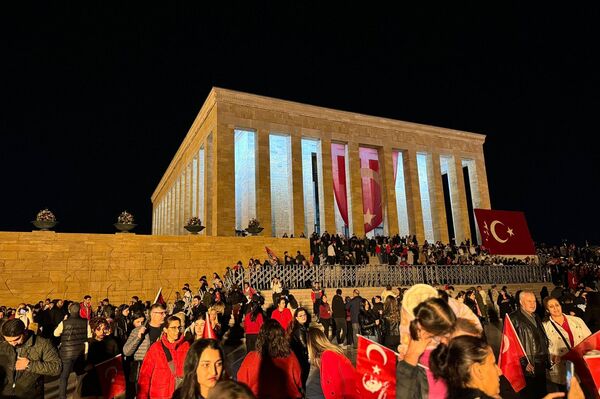 Anıtkabir'de 29 Ekim'de ziyaretçi yoğunluğu akşam saatlerinde devam etti - Sputnik Türkiye