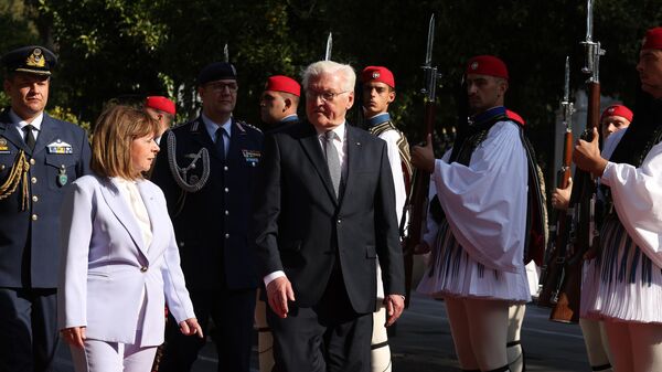 Resmi ziyaret kapsamında Yunanistan'ın başkenti Atina'da bulunan Almanya Cumhurbaşkanı Frank-Walter Steinmeier, Yunanistan Cumhurbaşkanı Katerina Sakellaropoulou tarafından resmi törenle karşılandı - Sputnik Türkiye