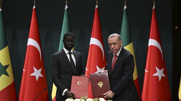 Cumhurbaşkanı Recep Tayyip Erdoğan ve Senegal Cumhurbaşkanı Beşir Cuma Fay huzurunda, iki ülke arasında 5 anlaşma imzalandı - Sputnik Türkiye