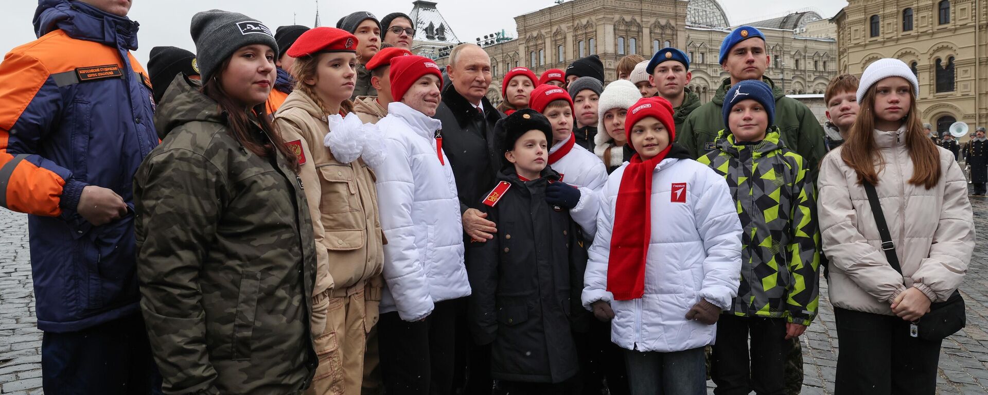 Президент Владимир Путин возложил цветы к памятнику К. Минину и Д. Пожарскому - Sputnik Türkiye, 1920, 04.11.2024