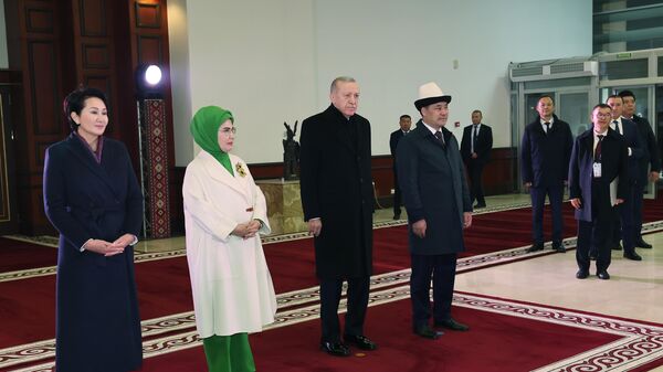 Cumhurbaşkanı Erdoğan, eşi Emine Erdoğan ile Türk Devletleri Teşkilatı (TDT) Devlet Başkanları Konseyi 11. Zirvesi'ne katılmak üzere Kırgızistan'ın Başkenti Bişkek'e gitti - Sputnik Türkiye