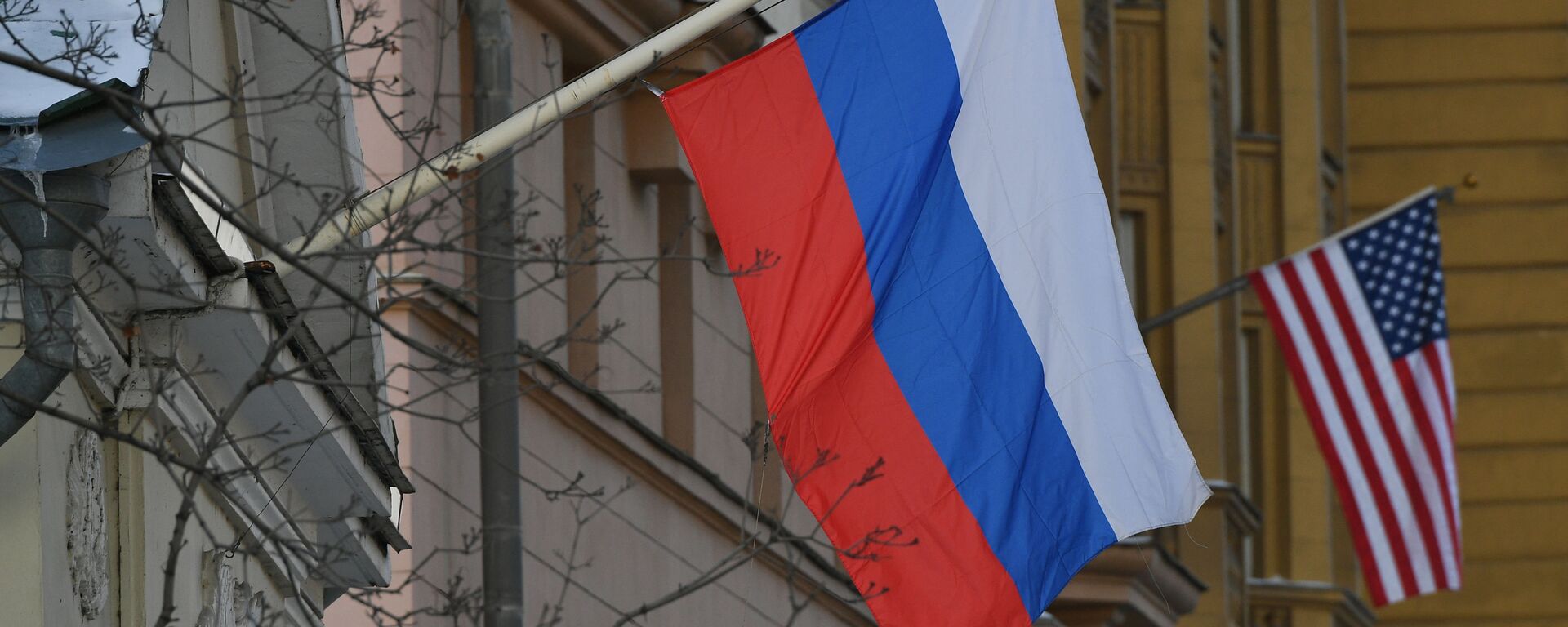 The national flags of Russia and the USA are seen on the building of the US Embassy in Novinsky Boulevard in central Moscow, Russia. - Sputnik Türkiye, 1920, 17.02.2025