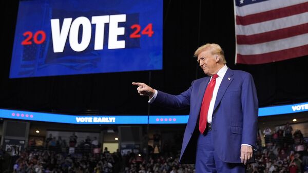 Republican presidential nominee former President Donald Trump arrives at a campaign rally at the Bryce Jordan Center, Saturday, Oct. 26, 2024, in State College, Pa - Sputnik Türkiye