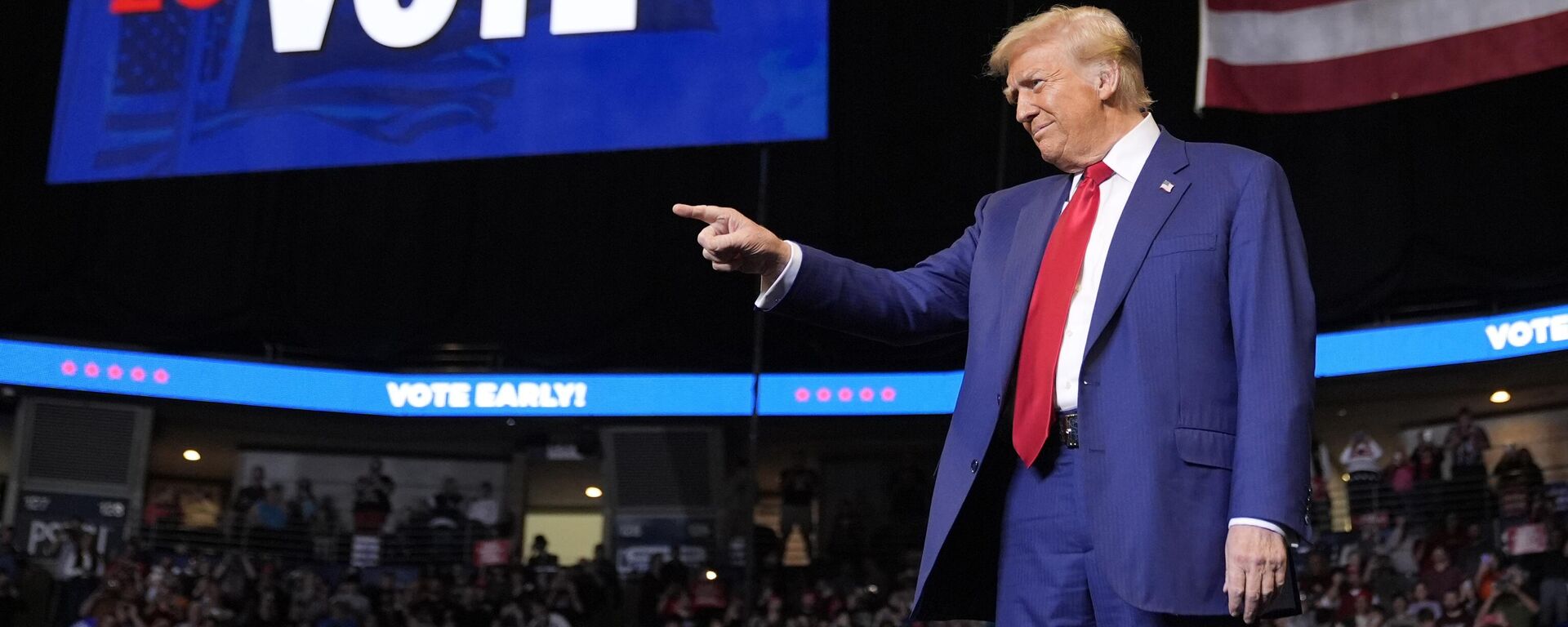 Republican presidential nominee former President Donald Trump arrives at a campaign rally at the Bryce Jordan Center, Saturday, Oct. 26, 2024, in State College, Pa - Sputnik Türkiye, 1920, 06.11.2024