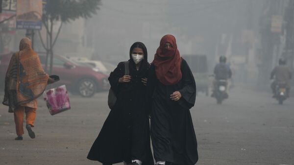 Students wear mask and heading to their school as smog envelops the areas of Lahore, Pakistan - Sputnik Türkiye