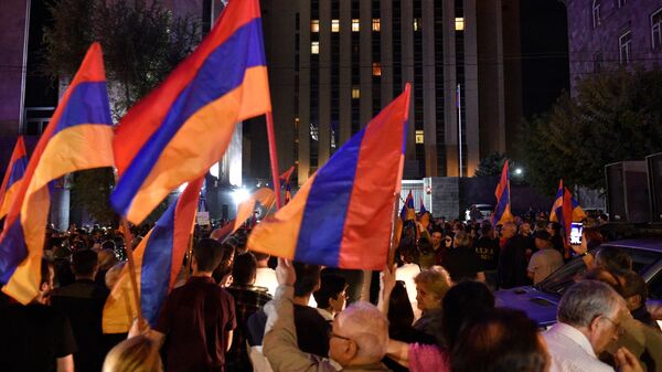 Protesters gather near the Russian embassy to call on Russia to take measures to resolve the situation in Nagorno-Karabakh, in Yerevan, Armenia.  - Sputnik Türkiye