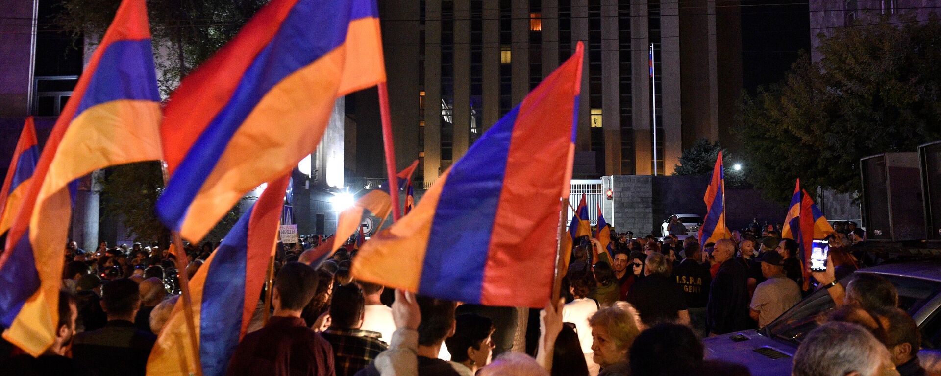 Protesters gather near the Russian embassy to call on Russia to take measures to resolve the situation in Nagorno-Karabakh, in Yerevan, Armenia.  - Sputnik Türkiye, 1920, 07.11.2024