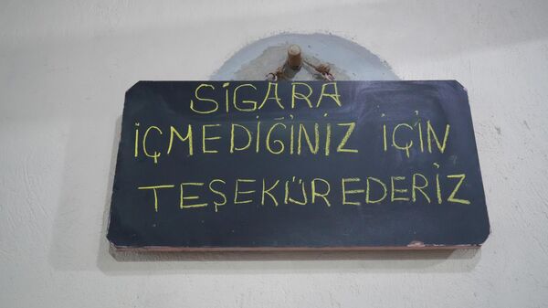 Sigara nedeniyle yakın arkadaşını kaybeden Muşlu esnaf Yılmaz Alak, sigarayı bırakmaya karar verenlere ücretsiz çay ve sıcak süt ikram ederek farkındalık oluşturmayı hedefliyor. - Sputnik Türkiye