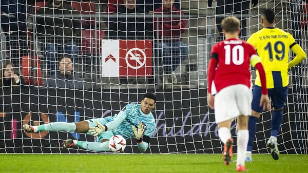 epa11708694 AZ goalkeeper Rome-Jayden Owusu-Oduro stops a penalty kick by Youssef En Nesyri of Fenerbahce SK (R) during the UEFA Europa League soccer match between AZ Alkmaar and Fenerbahce SK, in Alkmaar, the Netherlands, 07 November 2024.  EPA-EFE/KOEN VAN WEEL - Sputnik Türkiye