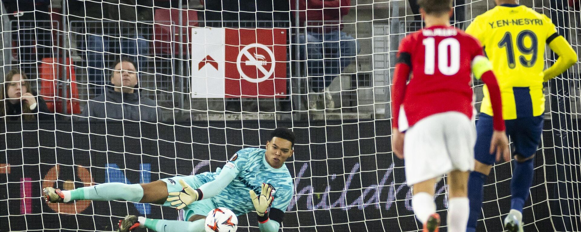 epa11708694 AZ goalkeeper Rome-Jayden Owusu-Oduro stops a penalty kick by Youssef En Nesyri of Fenerbahce SK (R) during the UEFA Europa League soccer match between AZ Alkmaar and Fenerbahce SK, in Alkmaar, the Netherlands, 07 November 2024.  EPA-EFE/KOEN VAN WEEL - Sputnik Türkiye, 1920, 08.11.2024