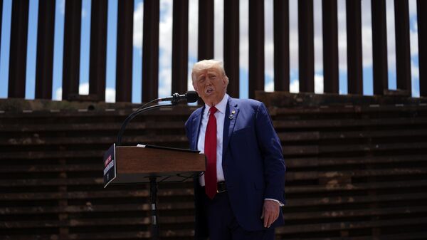 El republicano Donald Trump en el muro fronterizo entre México y EEUU - Sputnik Türkiye