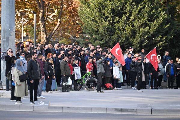 Ankara&#x27;da, 15 Temmuz Kızılay Milli İrade Meydanı&#x27;nda saat 09.05&#x27;te vatandaşlar saygı duruşunda bulundu.  - Sputnik Türkiye