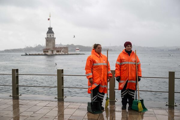 İstanbul&#x27;da saat 09.05&#x27;te sirenlerin çalmasıyla vatandaşlar saygı duruşunda bulundu.  - Sputnik Türkiye