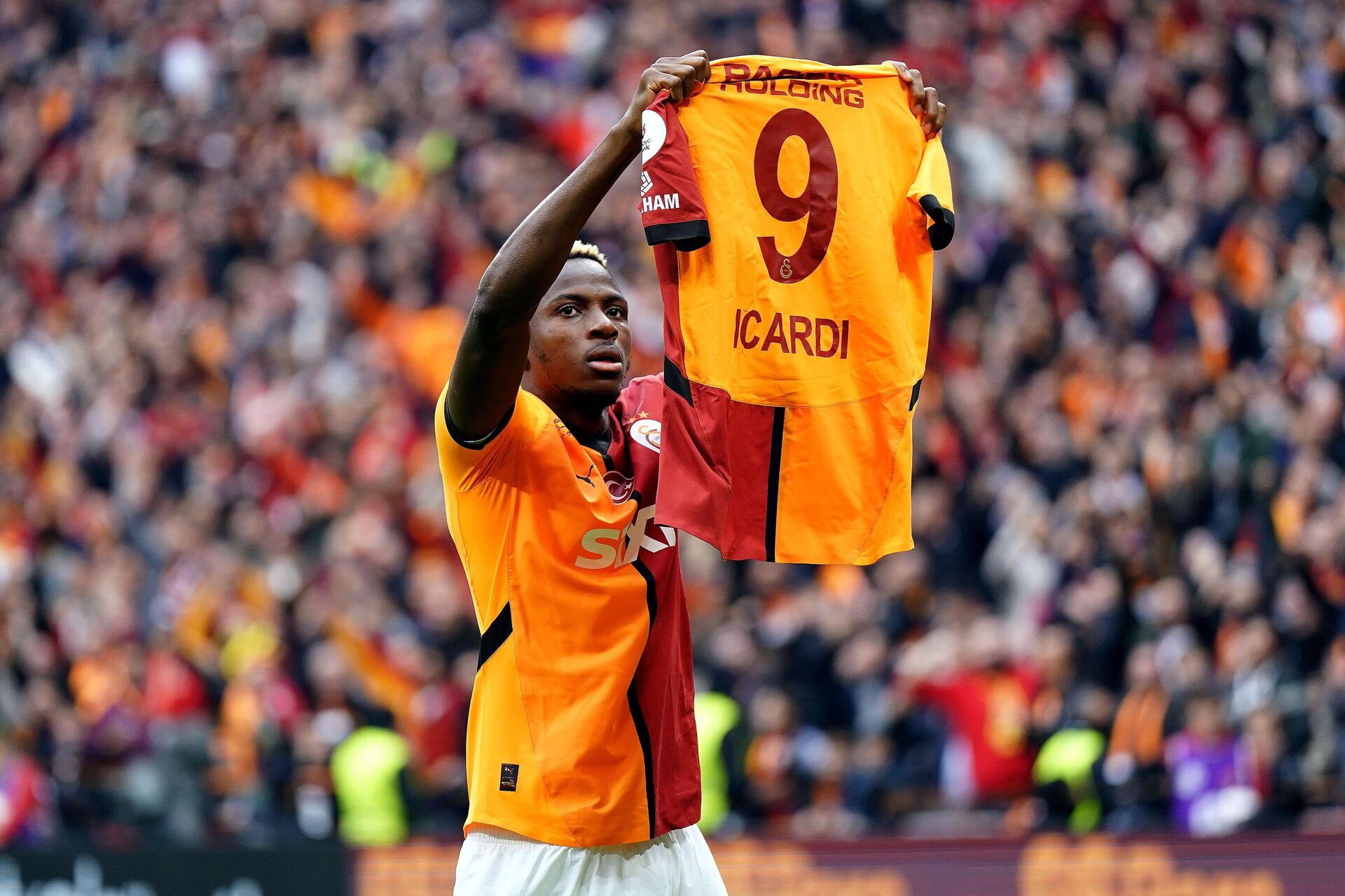 Galatasaray'ın Nijeryalı futbolcusu Victor Osimhen'den Mauro Icardi'ye destek  - Sputnik Türkiye, 1920, 11.07.2025