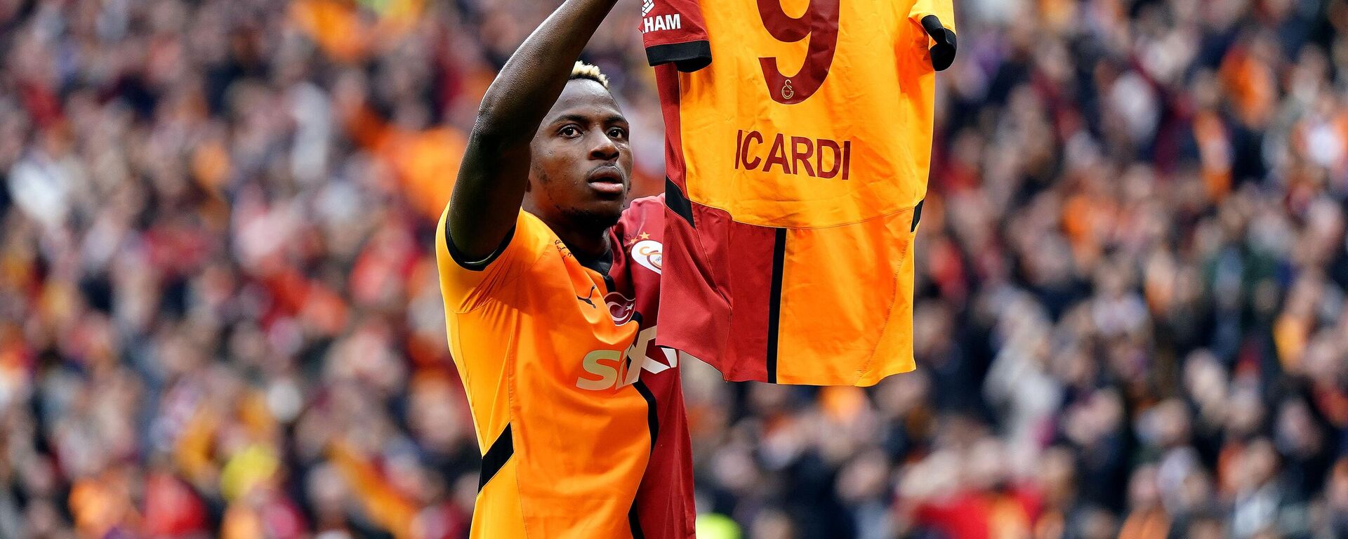 Galatasaray'ın Nijeryalı futbolcusu Victor Osimhen'den Mauro Icardi'ye destek  - Sputnik Türkiye, 1920, 10.11.2024