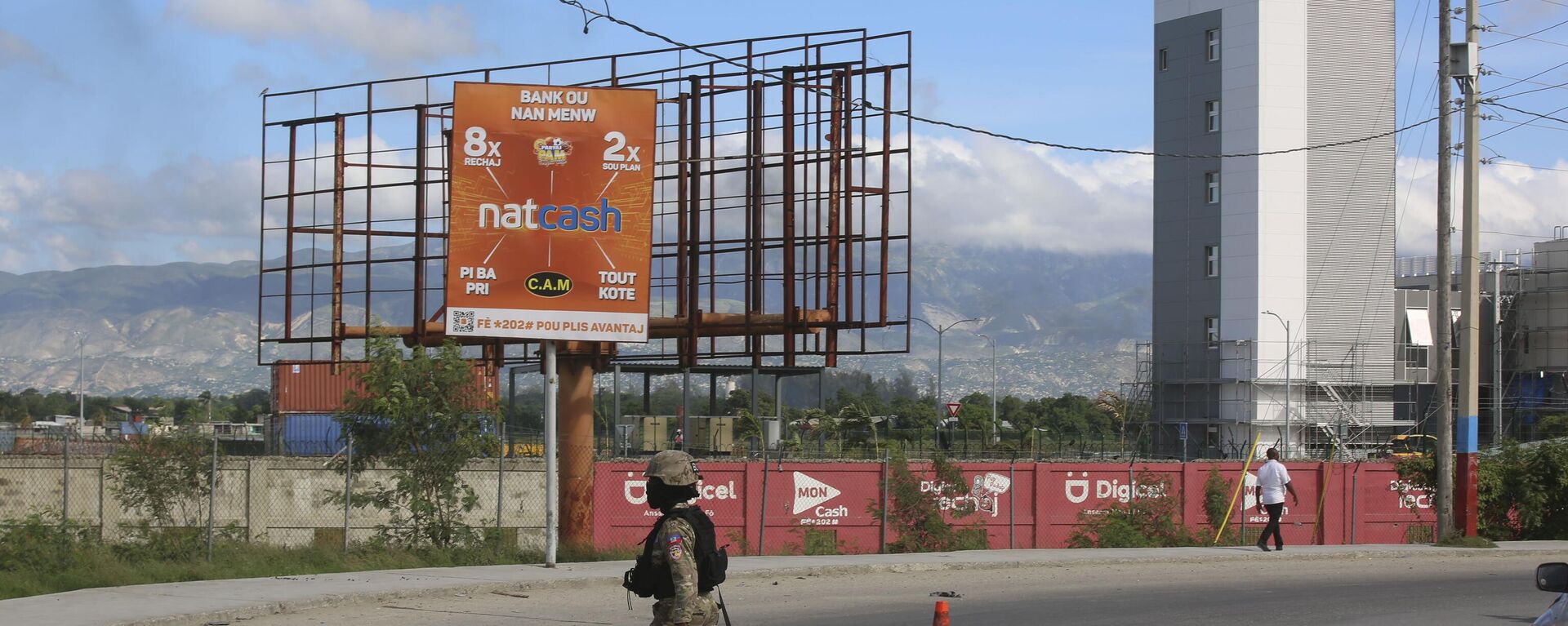 A police officer patrols the entrance of the Toussaint Louverture International Airport, in Port-au-Prince, Haiti, Tuesday, Nov. 12, 2024. (AP Photo/Odelyn Joseph) - Sputnik Türkiye, 1920, 13.11.2024