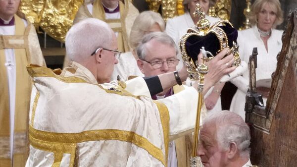 Kral Charles'a tacını giydiren İngiltere Kilisesi'nin başı Welby, skandal sonrası istifa etti - Sputnik Türkiye