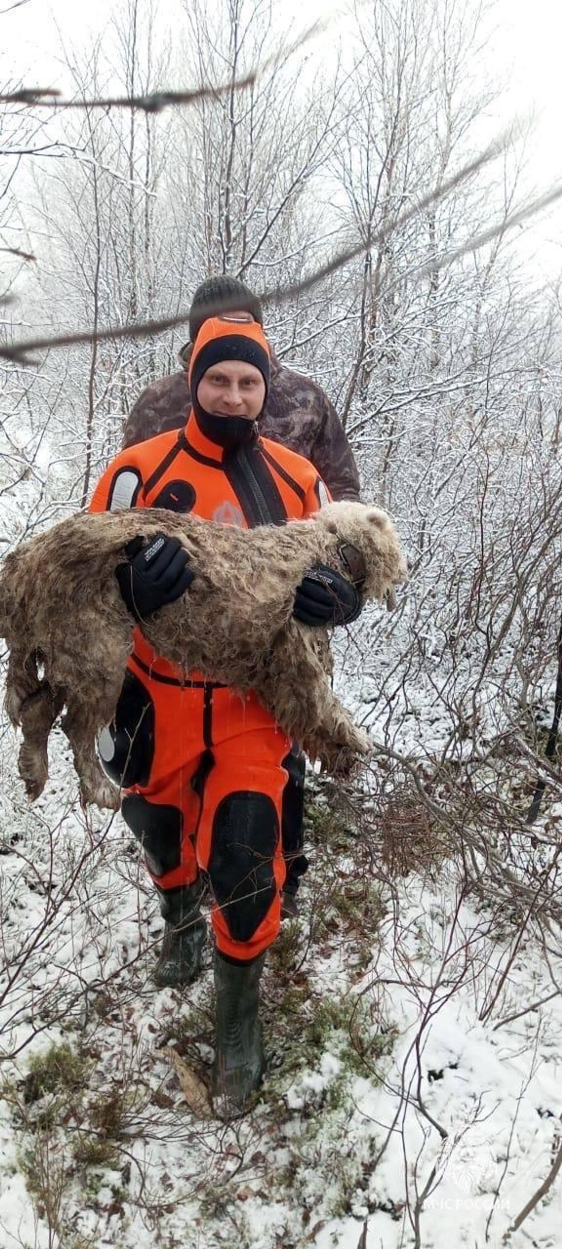 Donmuş göle düşen köpeği kurtaran acil durum ekipleri: Her hayat bizim için önemlidir! - Sputnik Türkiye, 1920, 13.11.2024