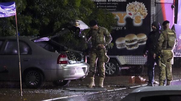 Police inspect a vehicle outside the Supreme Court in Brasília, Brazil, following an explosion, Wednesday, Nov. 13, 2024. (AP Photo/Eraldo Peres) - Sputnik Türkiye