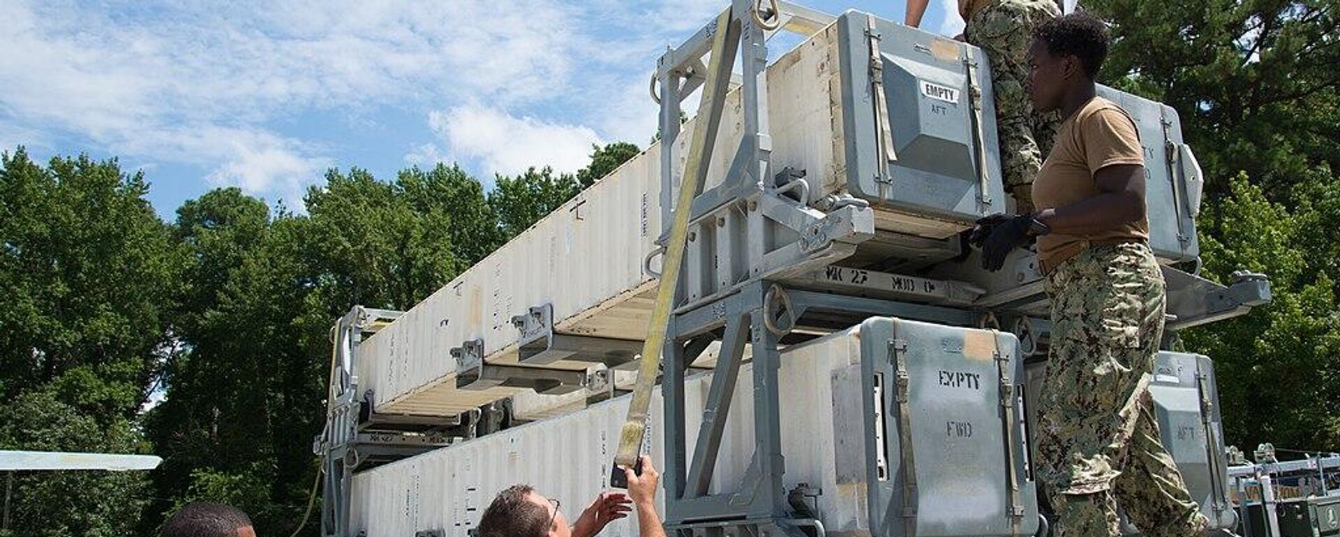 Militares estadounidenses descargan desde un avión de transporte contenedores con misiles de crucero Tomahawk - Sputnik Türkiye, 1920, 31.10.2025