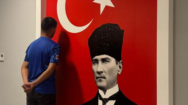 Antalya'da bir işletmede Mustafa Kemal Atatürk görselinin bulunduğu etiketi yere atan ve ayağıyla etiketin üzerine basan yabancı uyruklu kişi tutuklandı - Sputnik Türkiye