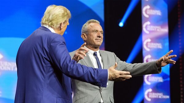 Robert F. Kennedy Jr., prepares to speak during a campaign rally with Republican presidential nominee former President Donald Trump Wednesday, Oct. 23, 2024, in Duluth, Ga.  - Sputnik Türkiye