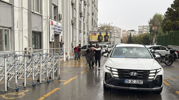 İzmir'in Konak ilçesindeki bir apartmanda haşere ilaçlamasının ardından 1 yaşındaki bebeğin zehirlenerek ölmesine ilişkin gözaltına alınan 3 şüpheliden 2'si tutuklandı. ( Mustafa Güngör - Anadolu Ajansı ) - Sputnik Türkiye