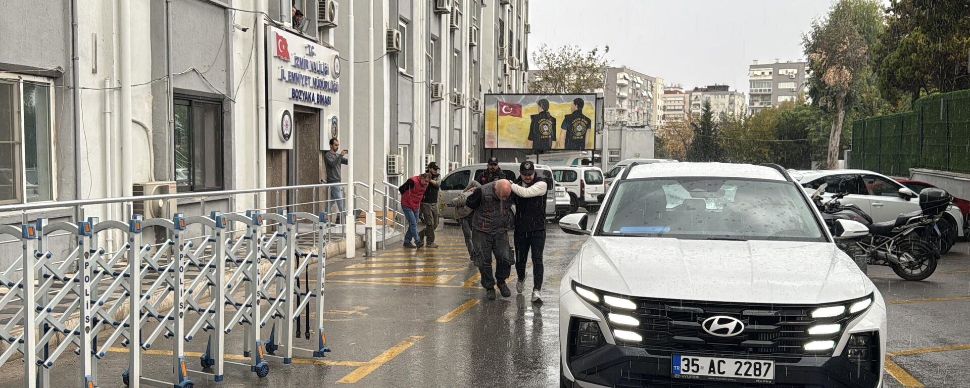 İzmir'in Konak ilçesindeki bir apartmanda haşere ilaçlamasının ardından 1 yaşındaki bebeğin zehirlenerek ölmesine ilişkin gözaltına alınan 3 şüpheliden 2'si tutuklandı. ( Mustafa Güngör - Anadolu Ajansı ) - Sputnik Türkiye, 1920, 16.11.2024