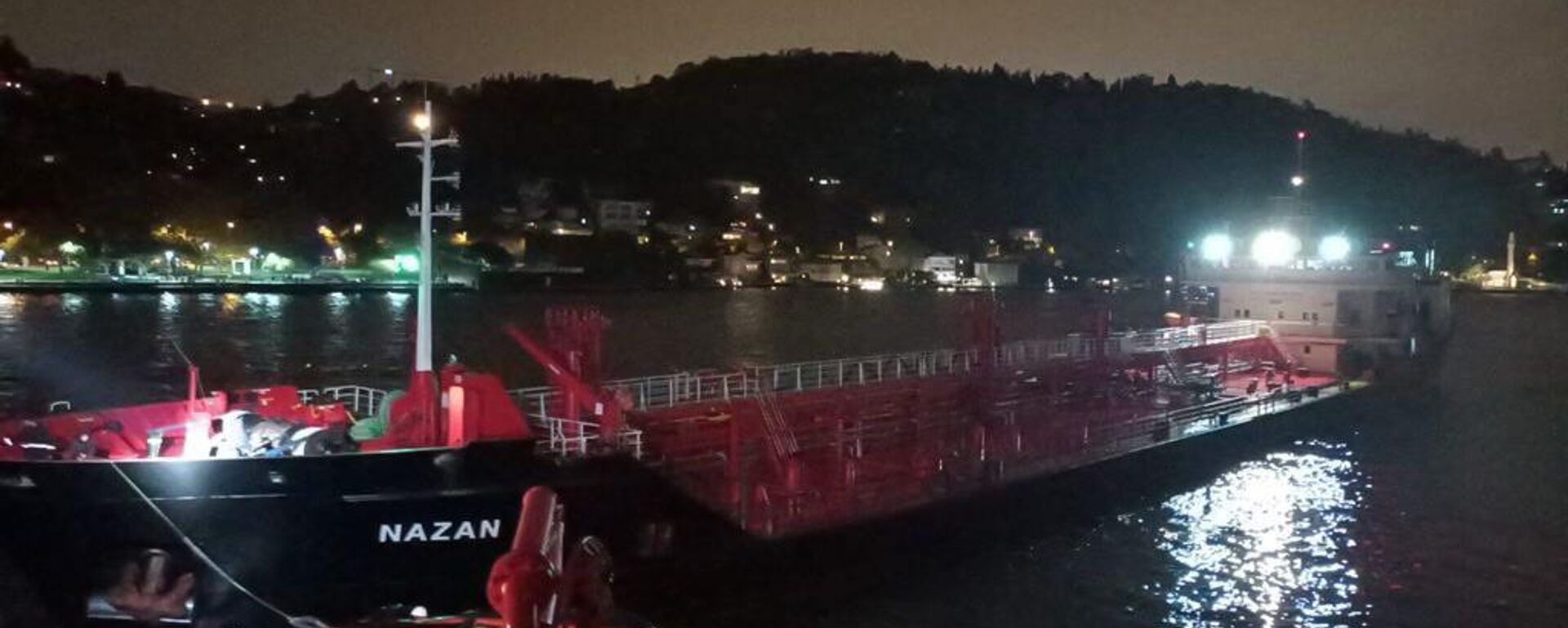 İstanbul Boğazı'nda dümen arızası yaşayan 114 metre uzunluğundaki tanker nedeniyle gemi trafiği çift yönlü askıya alındı. - Sputnik Türkiye, 1920, 20.11.2025
