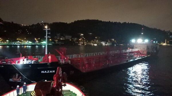 İstanbul Boğazı'nda dümen arızası yaşayan 114 metre uzunluğundaki tanker nedeniyle gemi trafiği çift yönlü askıya alındı. - Sputnik Türkiye