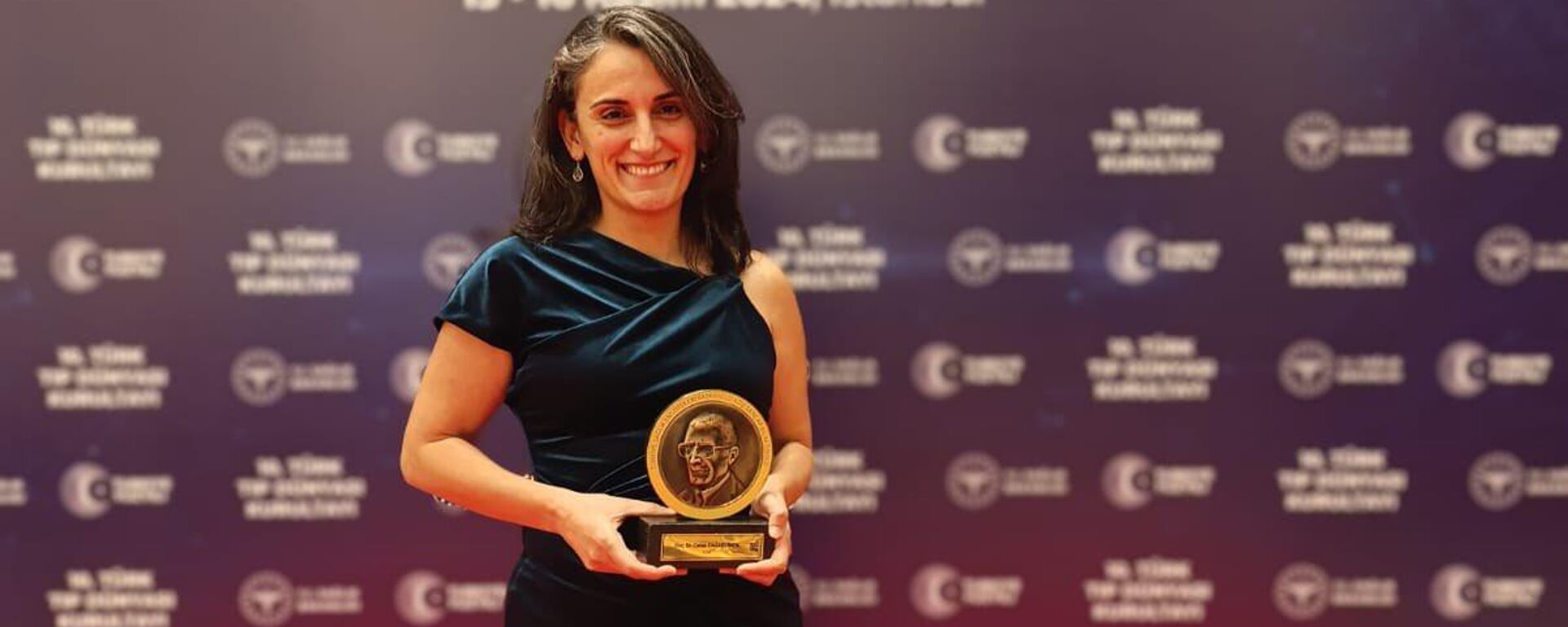 Buluşuyla çığır açan bilim insanı Canan Dağdevriren'e, Nobel ödüllü Aziz Sancar ödülü verildi   - Sputnik Türkiye, 1920, 18.11.2024