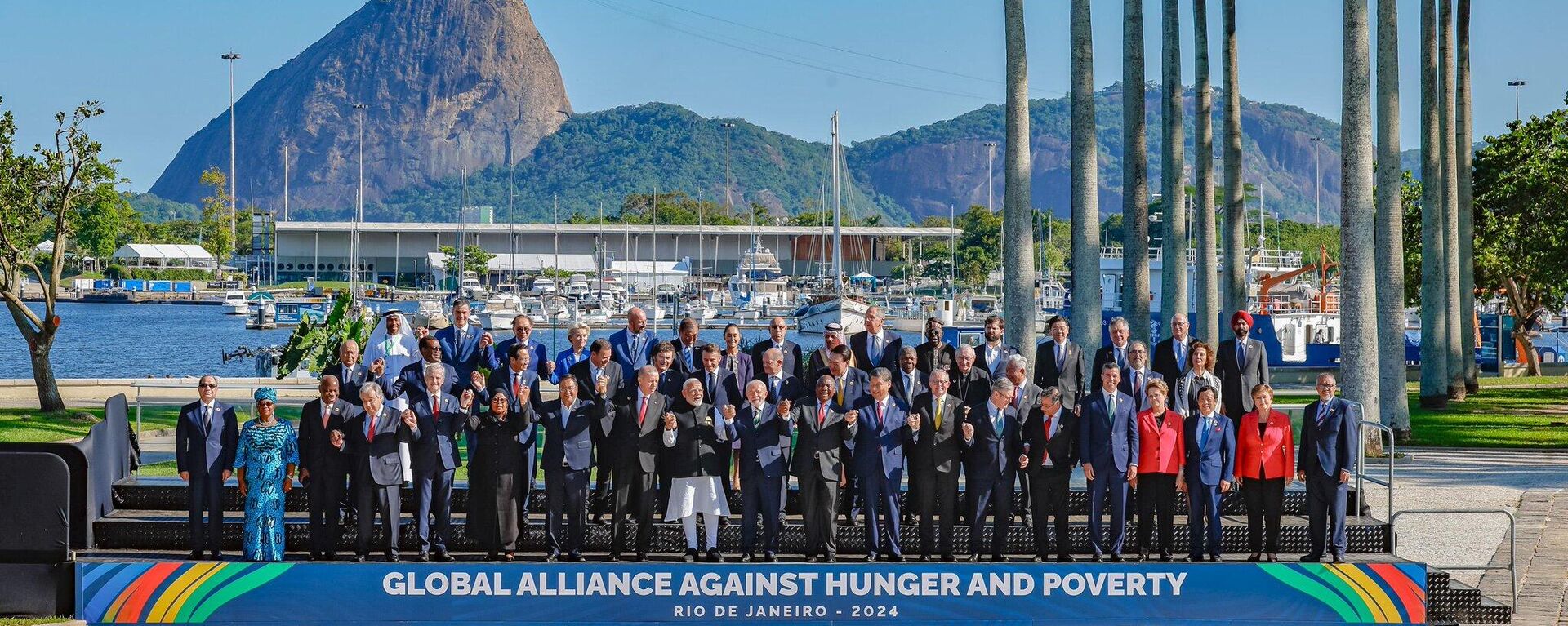 Rio de Janeiro'da düzenlenen G20 Zirvesi’nin aile fotoğrafı - Sputnik Türkiye, 1920, 20.11.2024