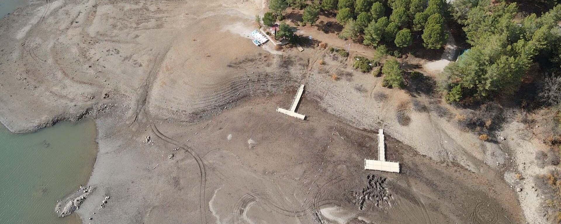 Muğla'nın Ula ilçesinde yağış azlığı nedeniyle Ula Göleti'nde sular kıyıdan yaklaşık 50 metre çekildi.
Etrafı çam ağaçlarıyla kaplı florası zengin gölet, yürüyüş ve bisiklet yollarının yanı sıra piknik alanları dolayısıyla çok sayıda ziyaretçiyi ağırlıyor.Kent merkezine 12 kilometre uzaklıktaki gölete gelenler, suların kıyıdan yaklaşık 50 metre çekildiğini gördü. Suların çekildiği alan ve oluşan adacıklar dronla görüntülendi. ( Durmuş Genç - Anadolu Ajansı ) - Sputnik Türkiye, 1920, 19.11.2024