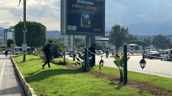 Hatay'ın İskenderun ilçesinde refüjdeki çimlere basanlar, belediye ekiplerince kurulan sisteme entegre anonsla uyarıldı - Sputnik Türkiye