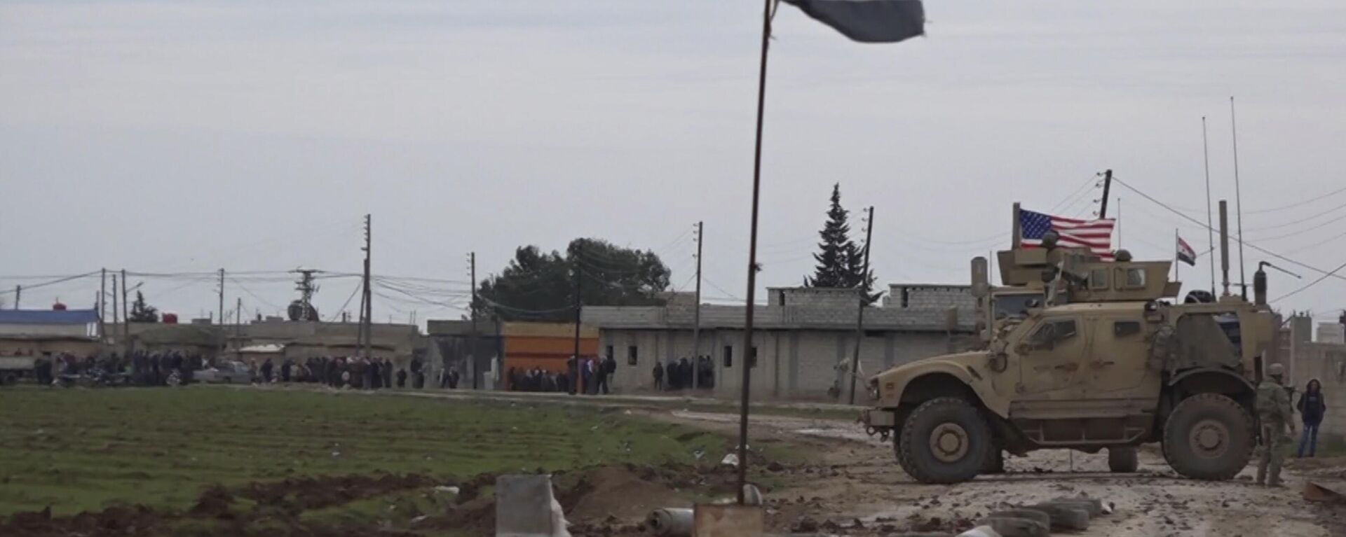 In this frame grab from video, an American military convoy is seen in the village of Khirbet Ammu, east of Qamishli city, Syria, Wednesday, Feb. 12, 2020. - Sputnik Türkiye, 1920, 03.12.2024