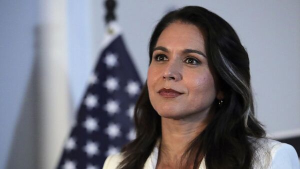 Democratic presidential candidate U.S. Rep. Tulsi Gabbard, D-Hawaii, listens to a question during a campaign stop in Londonderry, N.H., Tuesday, Oct. 1, 2019. (AP Photo/Charles Krupa) - Sputnik Türkiye