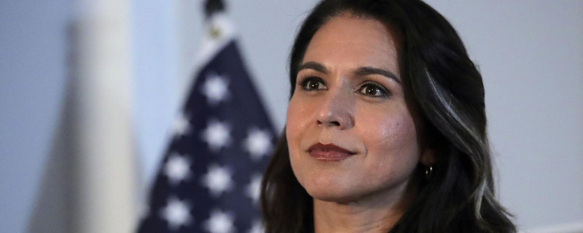 Democratic presidential candidate U.S. Rep. Tulsi Gabbard, D-Hawaii, listens to a question during a campaign stop in Londonderry, N.H., Tuesday, Oct. 1, 2019. (AP Photo/Charles Krupa) - Sputnik Türkiye, 1920, 20.11.2024